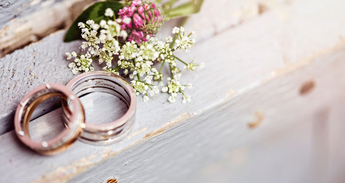 Homem Surpreende Noiva ao Levantar da Cadeira de Rodas no Dia do Casamento